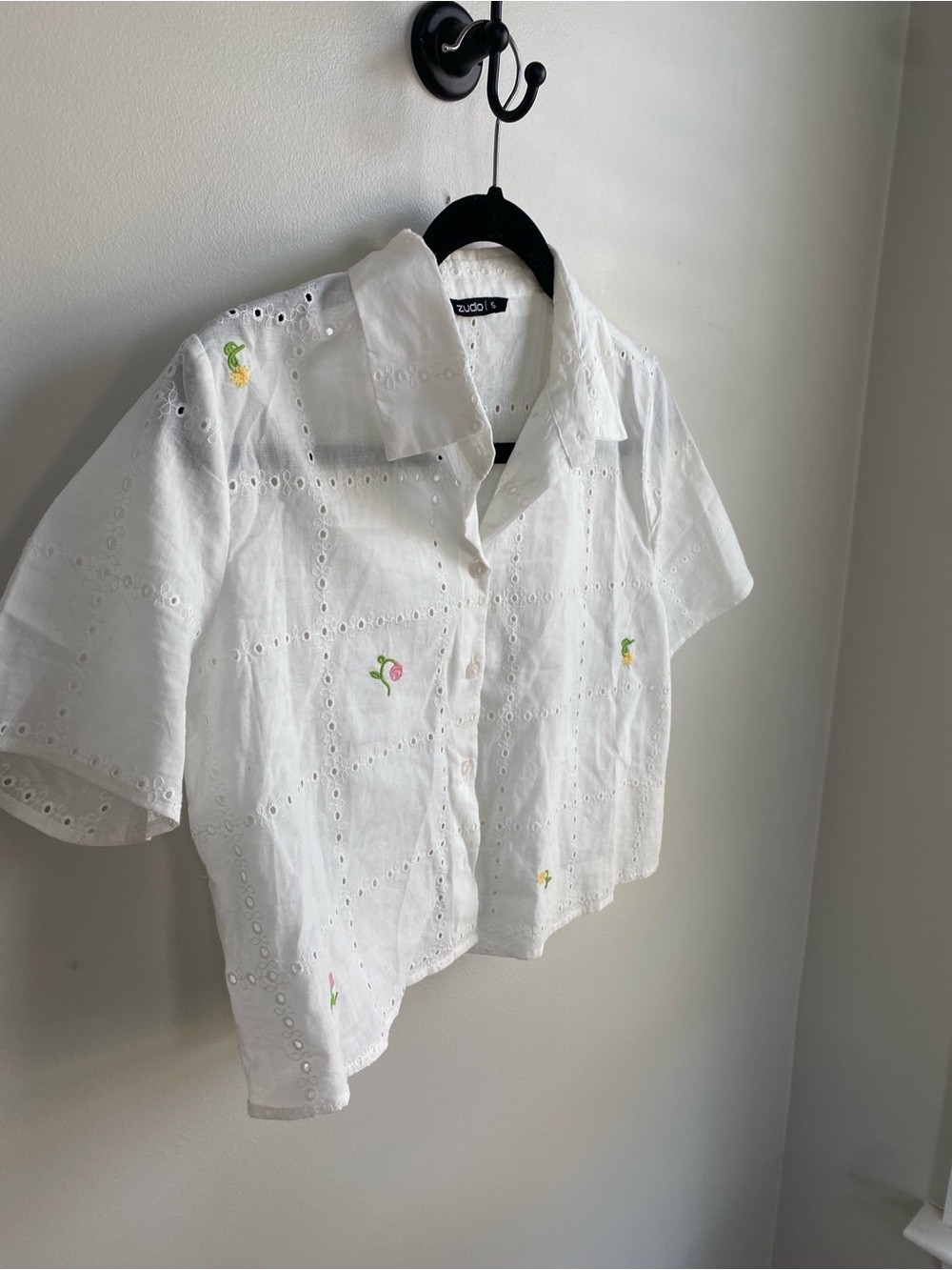 90’s Summer Cropped White Eyelet Button-Up with Embroidered Floral 100% Cotton - Picture 3 of 7